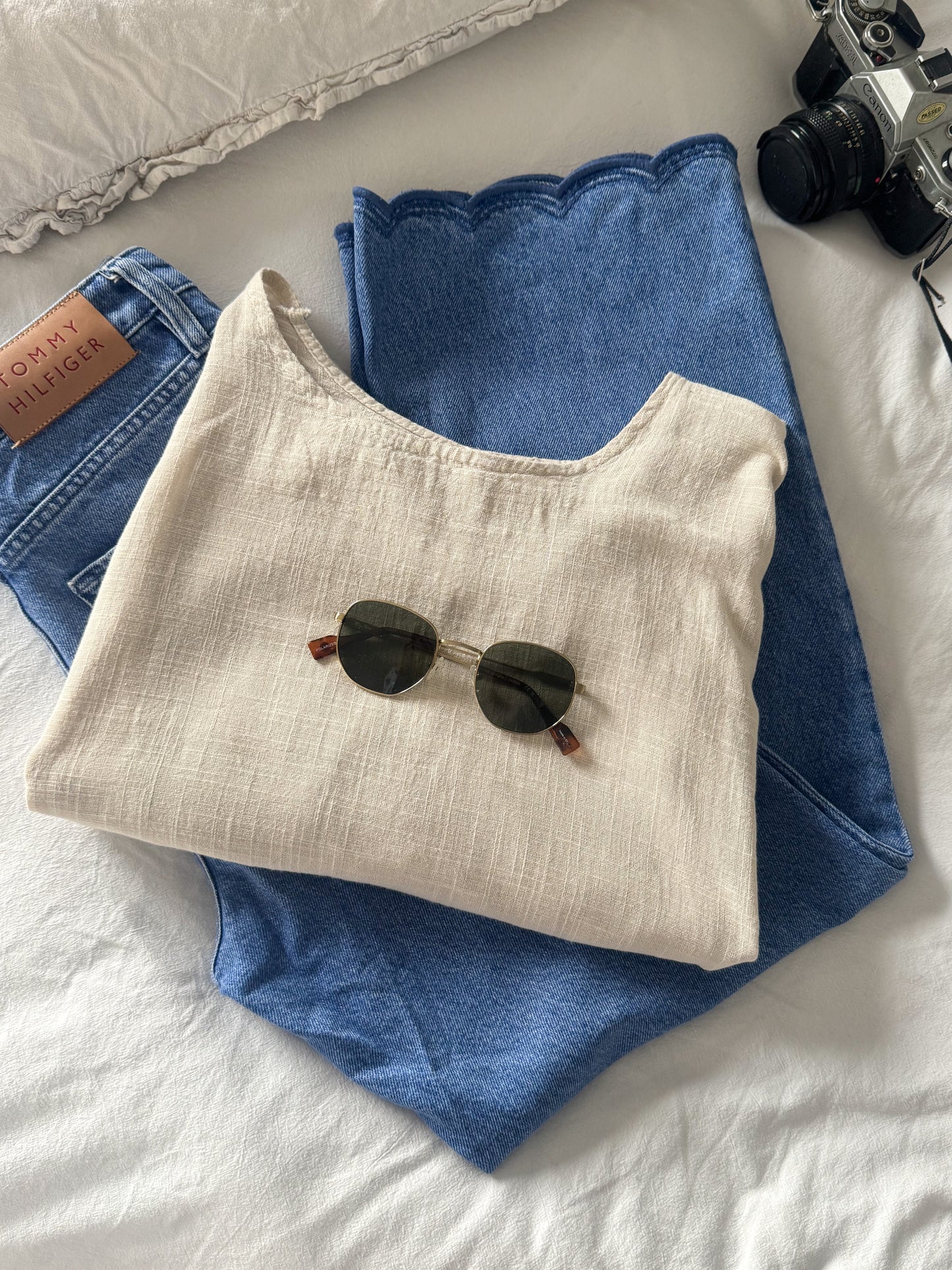 Tommy Hilfiger Scalloped Hem Jeans – Sourced in Prenzlauer Berg, Berlin | W27 L28 (Size 6)