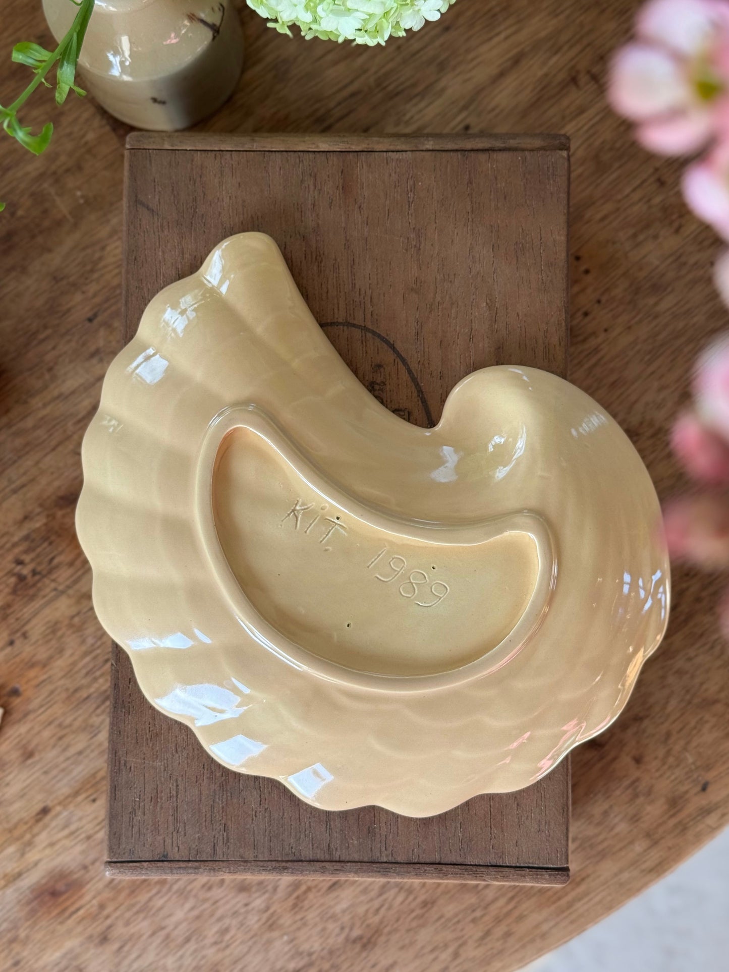 Vintage 1989 Studio Pottery Shell Dish – Folk Art