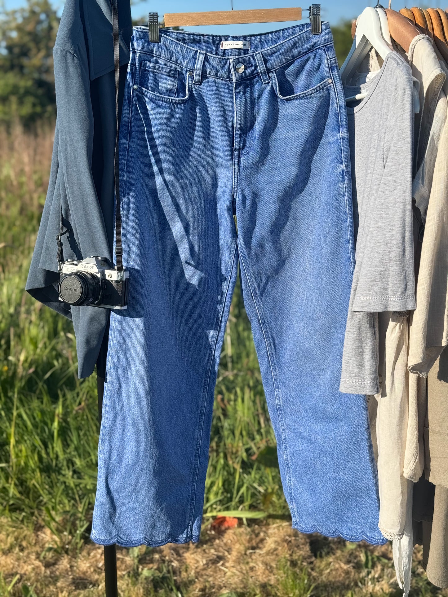 Tommy Hilfiger Scalloped Hem Jeans – Sourced in Prenzlauer Berg, Berlin | W27 L28 (Size 6)