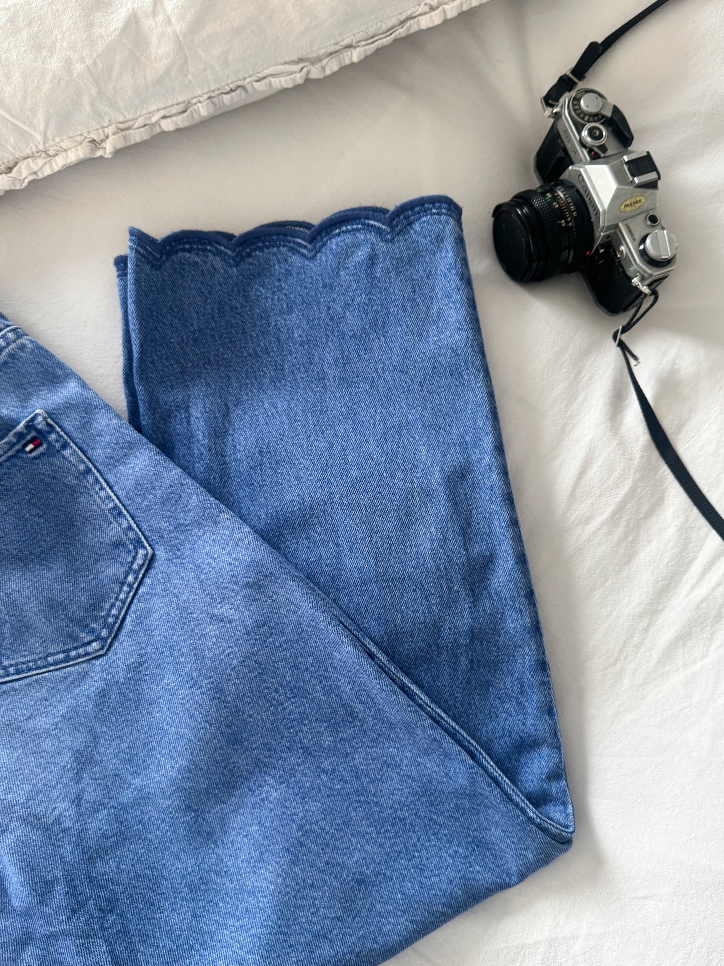 Tommy Hilfiger Scalloped Hem Jeans – Sourced in Prenzlauer Berg, Berlin | W27 L28 (Size 6)