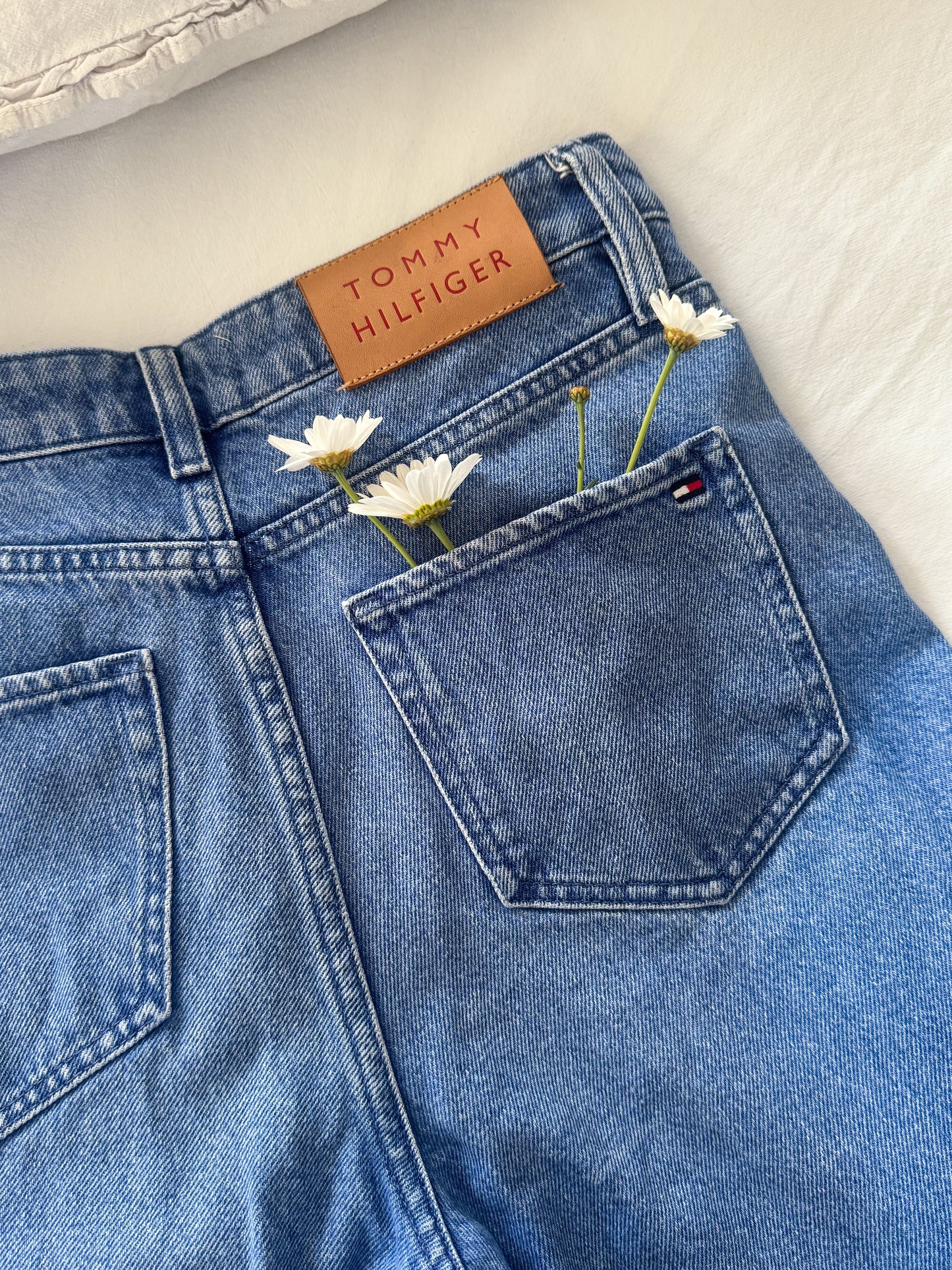 Tommy Hilfiger Scalloped Hem Jeans – Sourced in Prenzlauer Berg, Berlin | W27 L28 (Size 6)