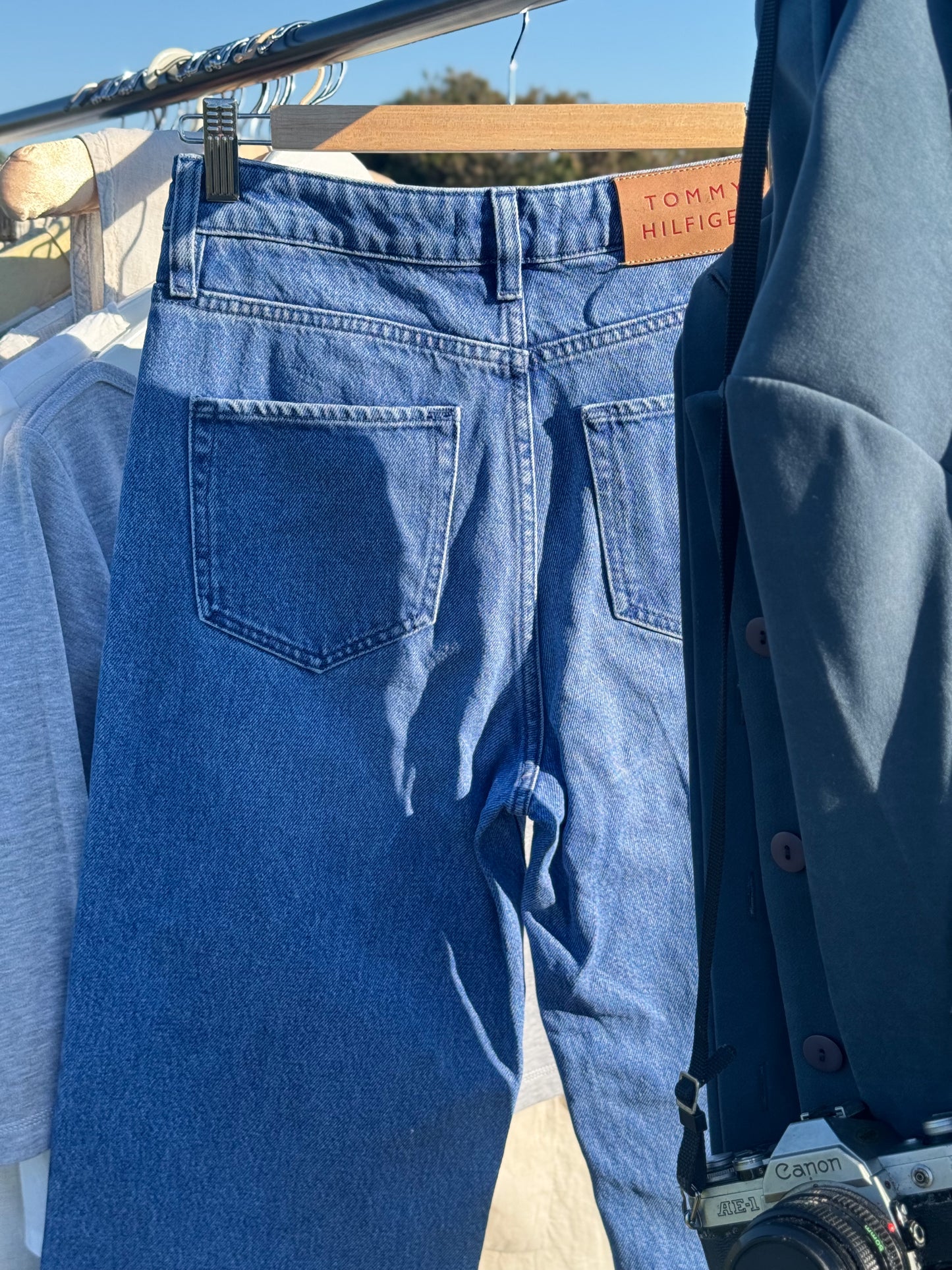 Tommy Hilfiger Scalloped Hem Jeans – Sourced in Prenzlauer Berg, Berlin | W27 L28 (Size 6)