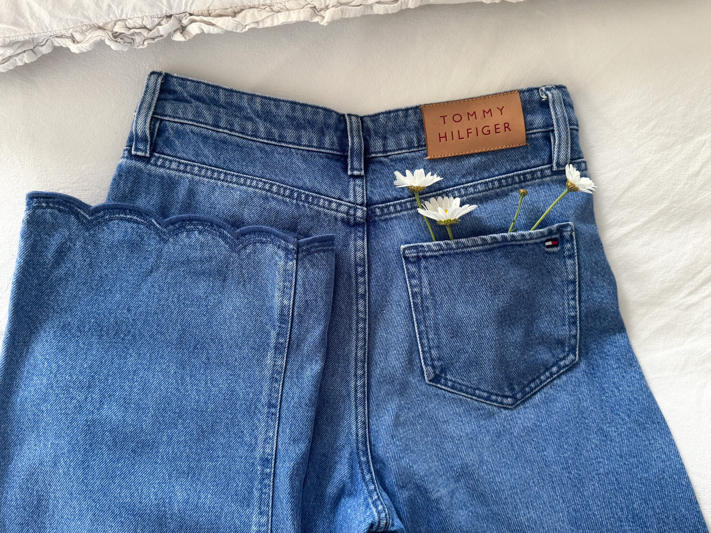 Tommy Hilfiger Scalloped Hem Jeans – Sourced in Prenzlauer Berg, Berlin | W27 L28 (Size 6)