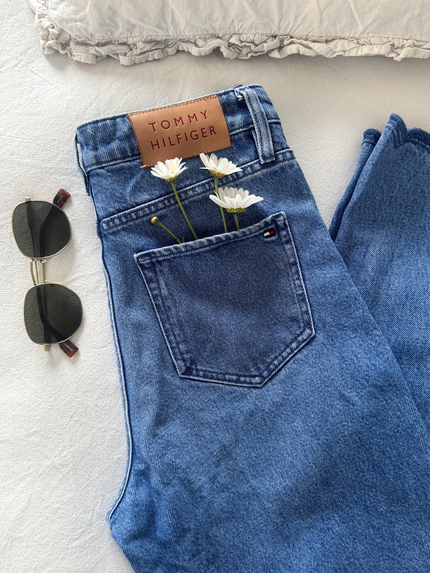 Tommy Hilfiger Scalloped Hem Jeans – Sourced in Prenzlauer Berg, Berlin | W27 L28 (Size 6)