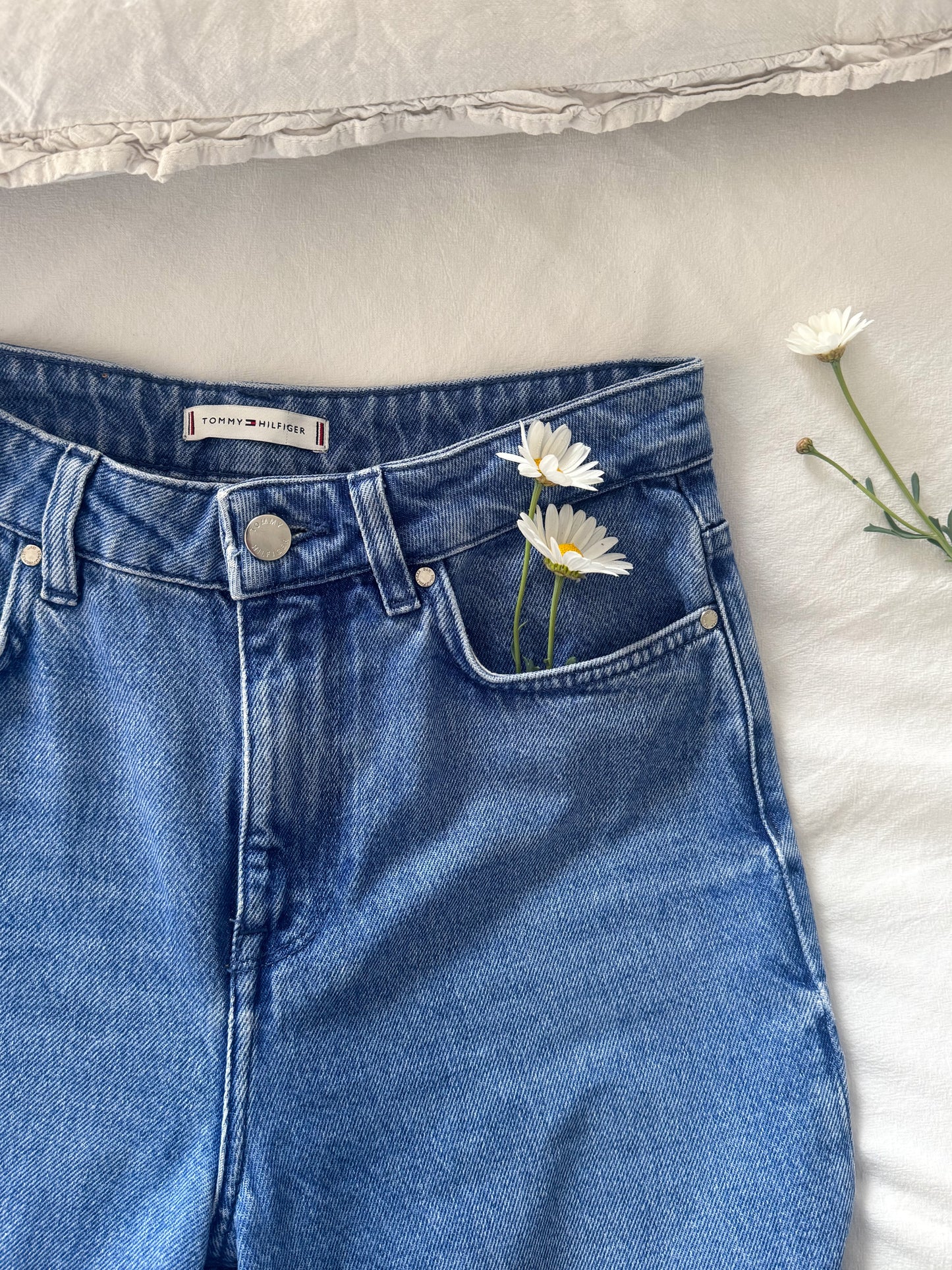 Tommy Hilfiger Scalloped Hem Jeans – Sourced in Prenzlauer Berg, Berlin | W27 L28 (Size 6)