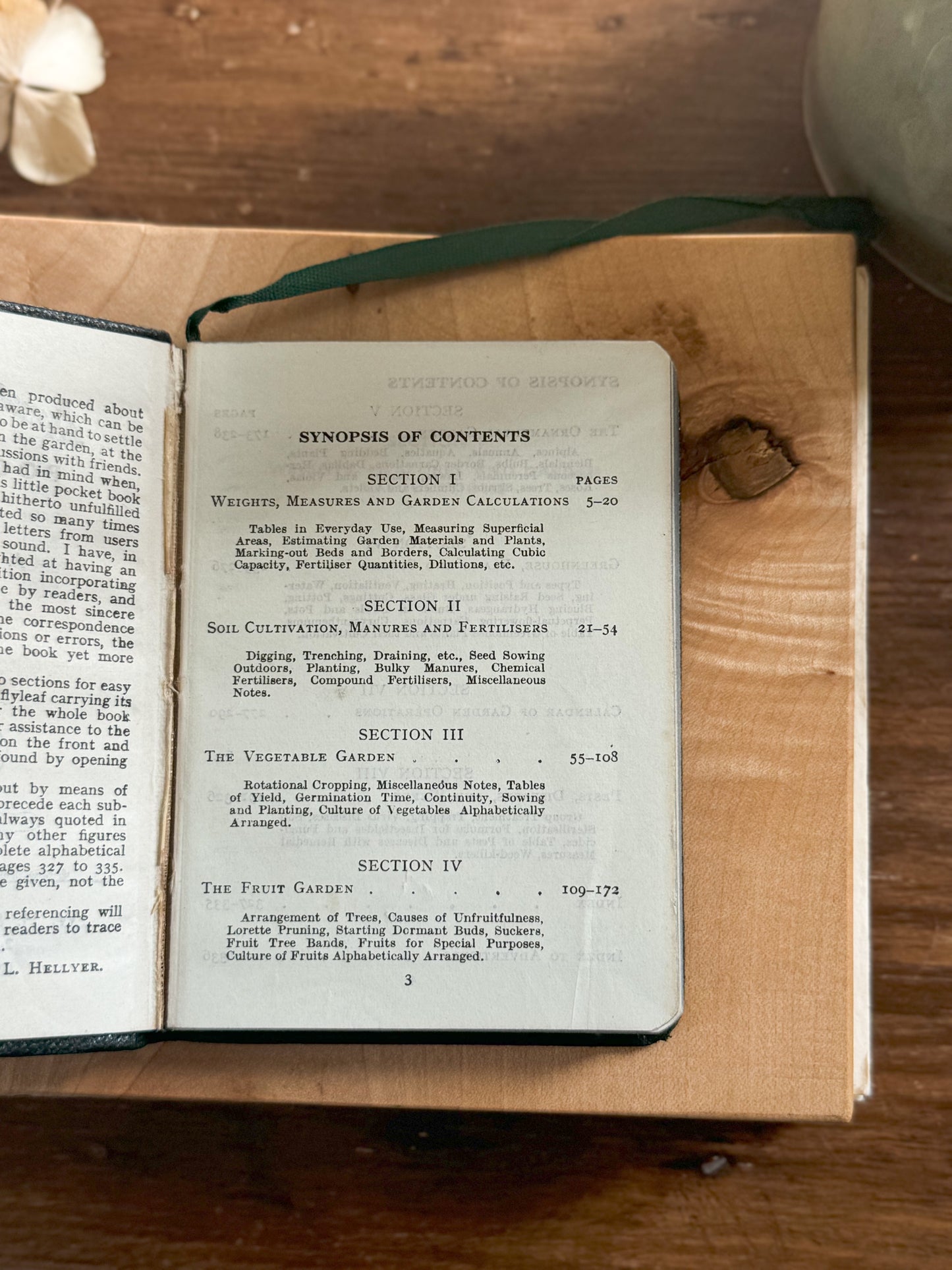 Amateur Gardening Pocket Guide, Compiled by A.G.L Hellyer, F.L.S, 1952, Leather Bound