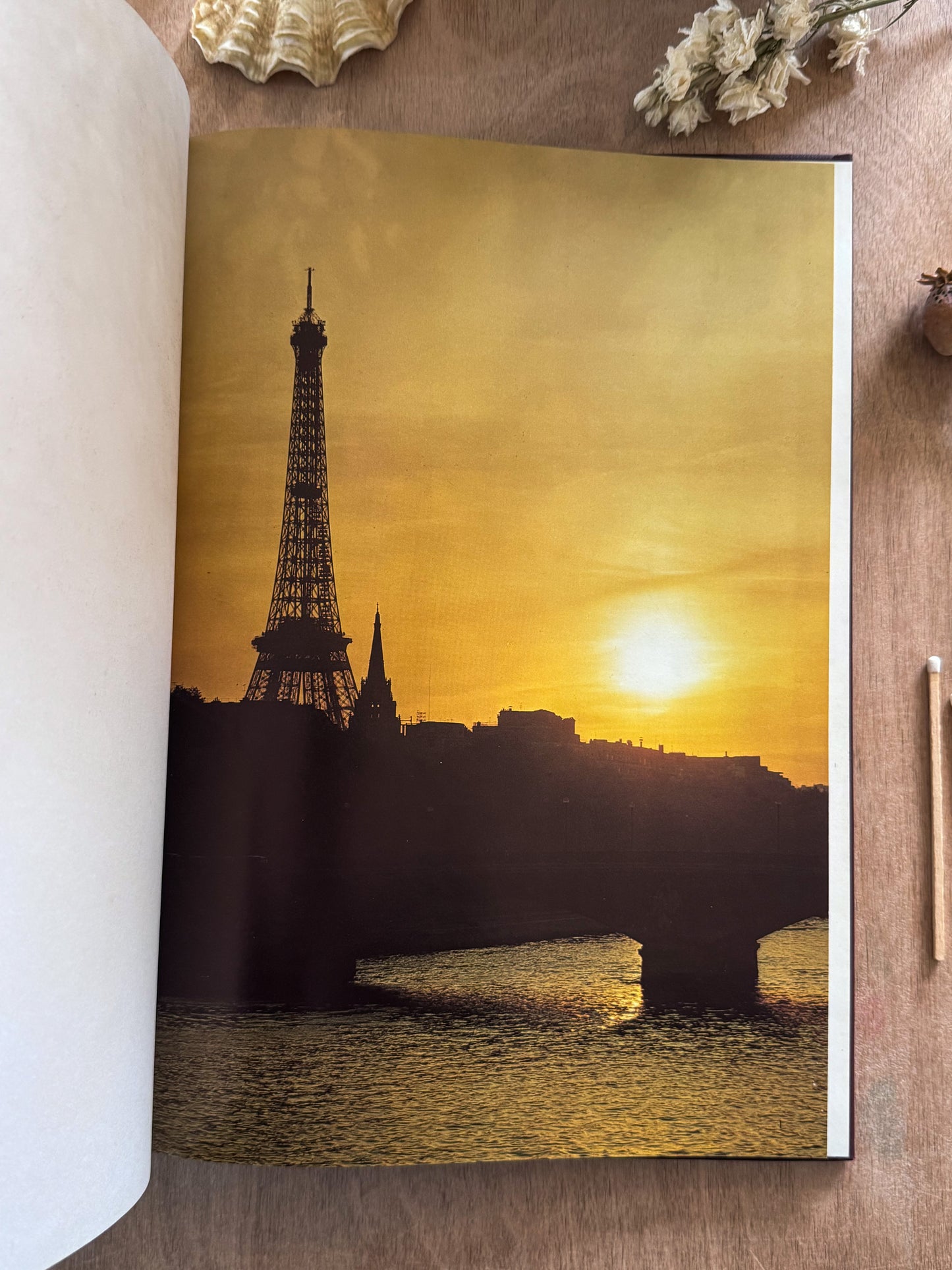Paris, Colour Library International, 1979, Edmund Swinglehurst, First Edition