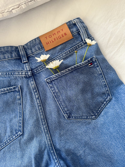 Tommy Hilfiger Scalloped Hem Jeans – Sourced in Prenzlauer Berg, Berlin | W27 L28 (Size 6)