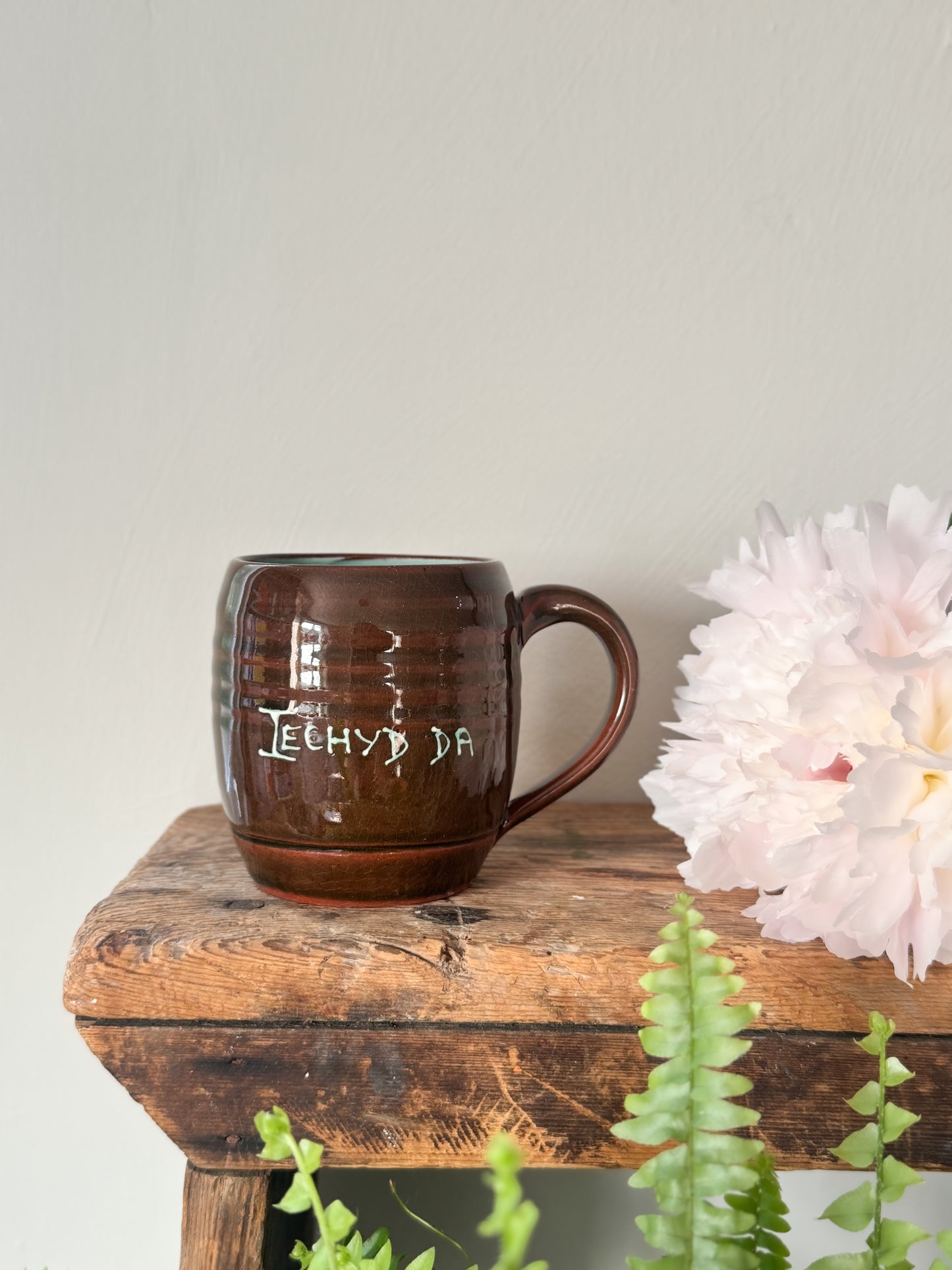 Vintage Welsh Slipware Mug – “Iechyd Da” by Creigiau Pottery