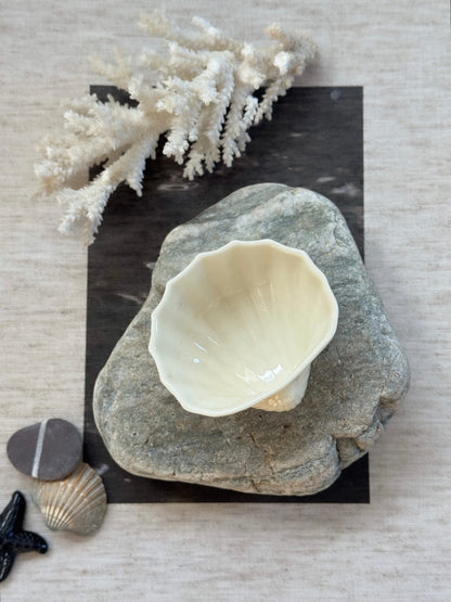 Vintage Irish Porcelain Belleek Scallop Shell Pinch Pot