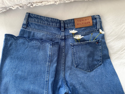 Tommy Hilfiger Scalloped Hem Jeans – Sourced in Prenzlauer Berg, Berlin | W27 L28 (Size 6)