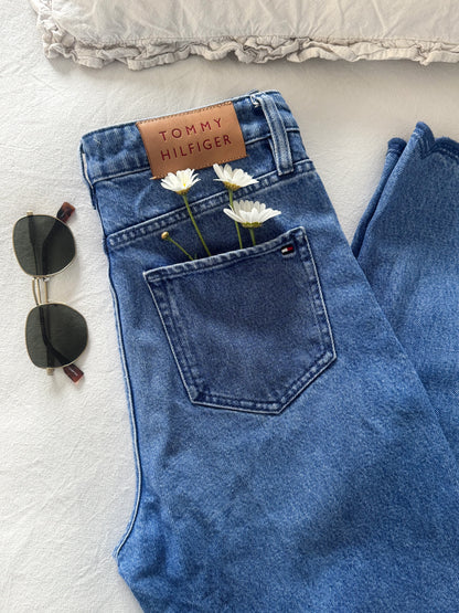 Tommy Hilfiger Scalloped Hem Jeans – Sourced in Prenzlauer Berg, Berlin | W27 L28 (Size 6)