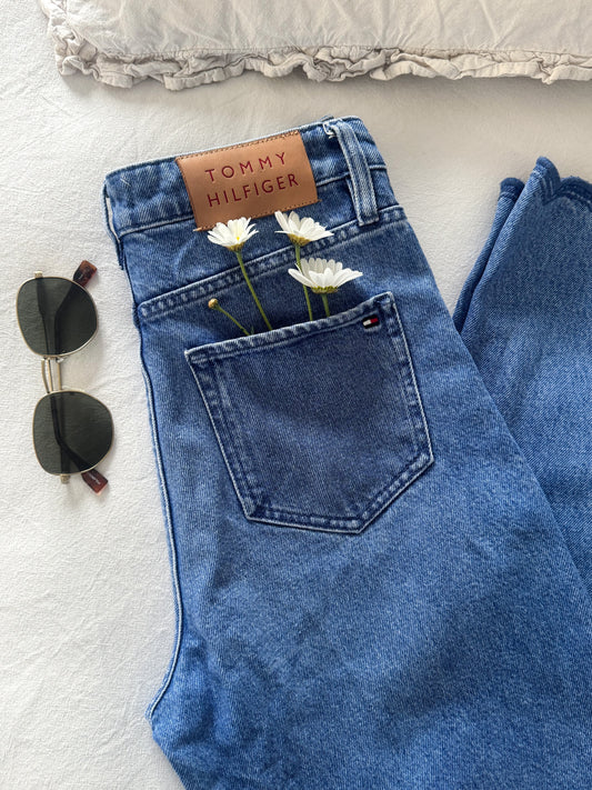 Tommy Hilfiger Scalloped Hem Jeans – Sourced in Prenzlauer Berg, Berlin | W27 L28 (Size 6)
