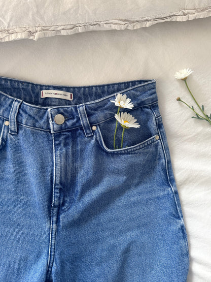 Tommy Hilfiger Scalloped Hem Jeans – Sourced in Prenzlauer Berg, Berlin | W27 L28 (Size 6)