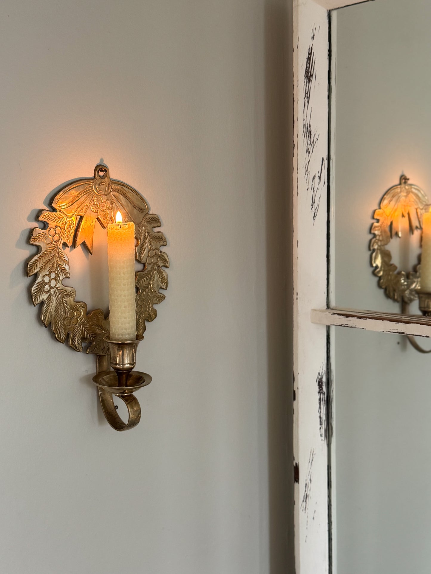 Vintage Solid Brass Festive Wreath Wall Sconce