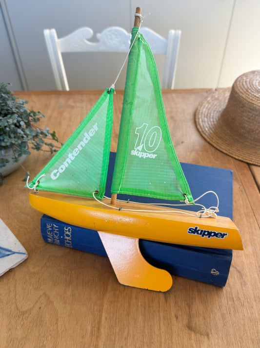Vintage “Skipper Contender 10” Pond Yacht – Handpainted Model Sailboat
